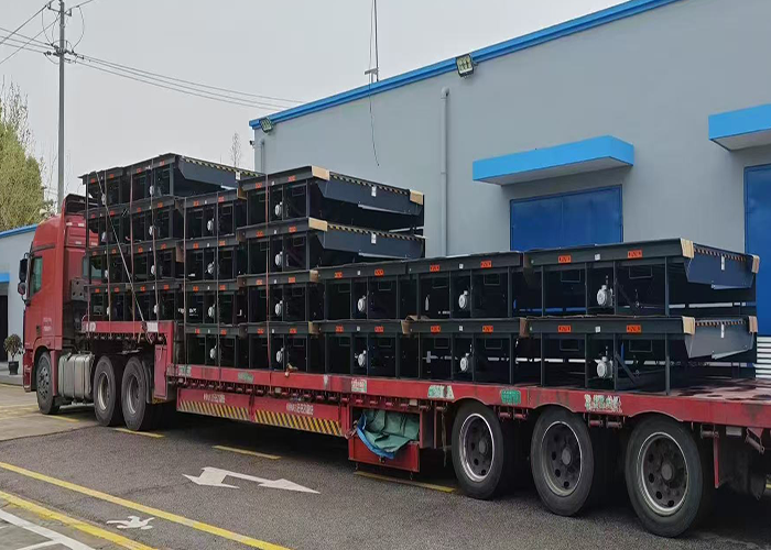 The Dock Leveler ແມ່ນຖືກຈັດສົ່ງຢ່າງຕໍ່ເນື່ອງ. . .